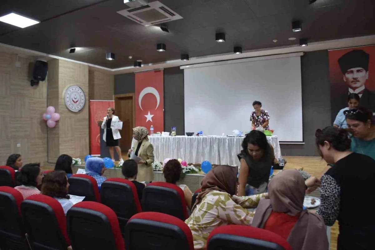Aydın’da Dünya Şekere Dikkat Haftası kapsamında düzenlenen atölyede katılımcılar, ilave şeker içermeyen ve pişirme gerek