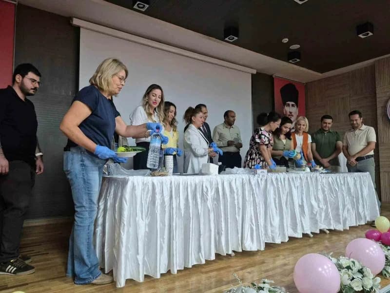 Aydın’da Dünya Şekere Dikkat Haftası kapsamında düzenlenen atölyede katılımcılar, ilave şeker içermeyen ve pişirme gerek