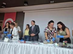 Aydın’da düzenlenen şekersiz lezzetler atölyesinde katılımcılar sağlıklı tarifler hazırlıyor
