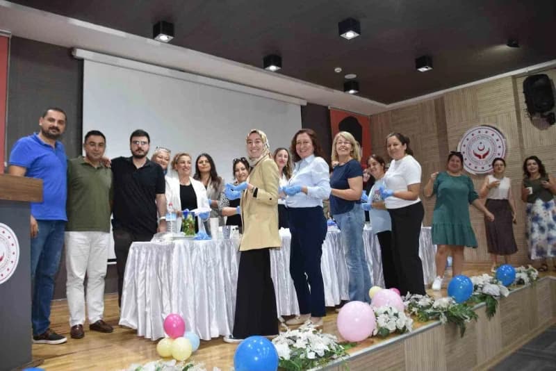 Aydın’da Dünya Şekere Dikkat Haftası kapsamında düzenlenen atölyede katılımcılar, ilave şeker içermeyen ve pişirme gerek