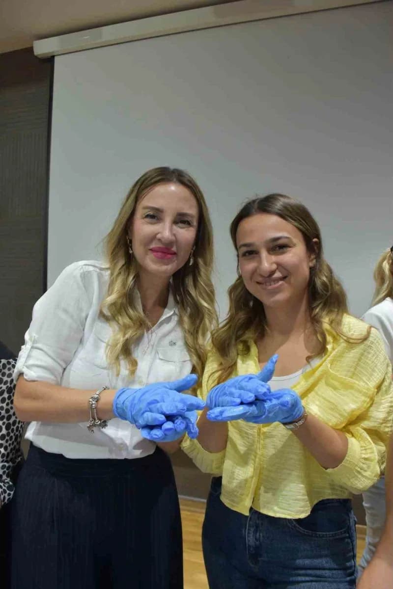 Aydın’da Dünya Şekere Dikkat Haftası kapsamında düzenlenen atölyede katılımcılar, ilave şeker içermeyen ve pişirme gerek