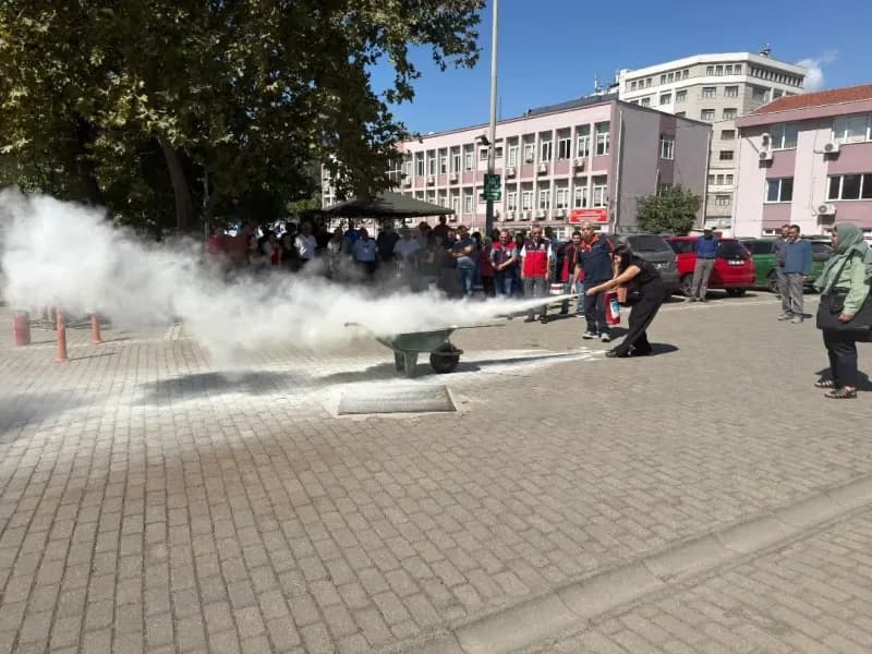 Aydın İl Tarım ve Orman Müdürlüğü personelinin yangın ve deprem tatbikatı sırasında uygulamalı eğitim yaptığı an