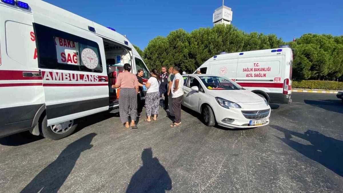 Aydın Efeler ilçesinde Aydın-İzmir karayolu kavşağında meydana gelen trafik kazası sonrası olay yeri