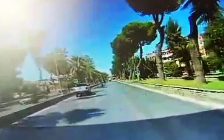 Kaza anı aynı güzergahta ilerleyen Şehiriçi Özel Halk Otosu'nun araç kamerasına yansıdı.