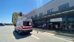 Aydın Efeler ilçesinde yolun karşısına geçmeye çalışan kadına araç çarpması sonrası kaza anı görüntüsü