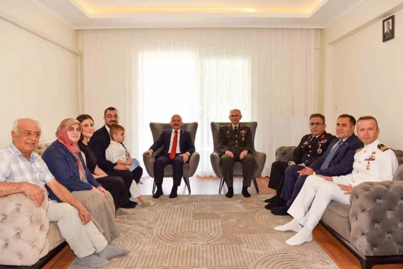 Aydın Valisi Dr. Osman Varol, gazi Oğuzhan Çakır ve ailesiyle 19 Eylül Gaziler Günü'nde bir arada