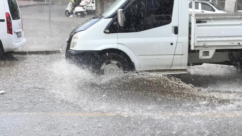 (Arşiv foto) - Meteoroloji Genel Müdürlüğü, Aydın genelinde yarın öğle saatlerinden sonra kuvvetli sağanak ve gök gürült