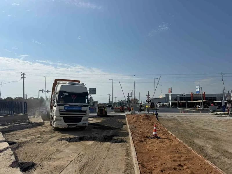Aydın Büyükşehir Belediyesi ekipleri, 17 ilçede eş zamanlı yürüttüğü yol yapım, bakım ve yenileme çalışmalarıyla farklı