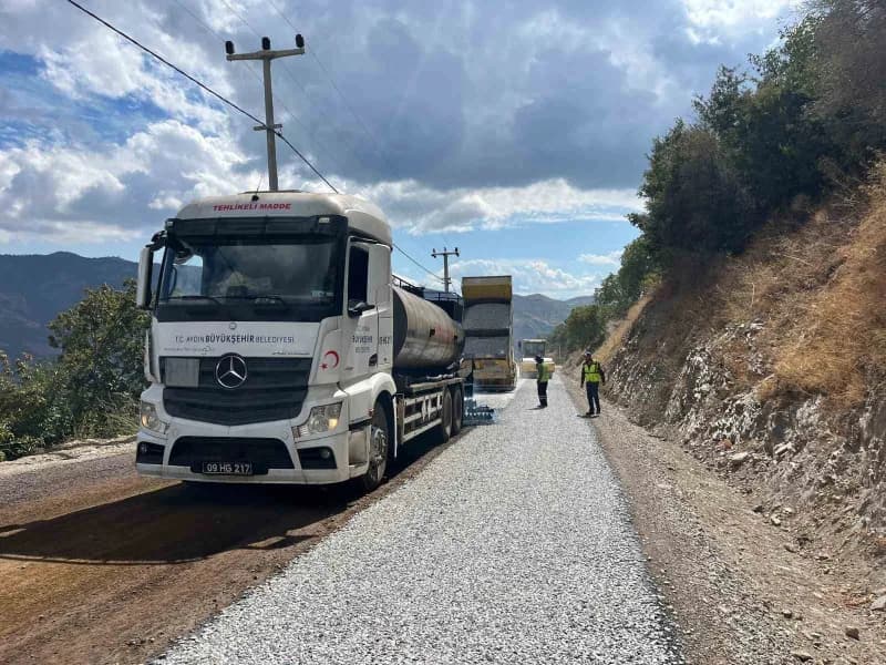 Aydın Büyükşehir Belediyesi ekipleri, 17 ilçede eş zamanlı yürüttüğü yol yapım, bakım ve yenileme çalışmalarıyla farklı