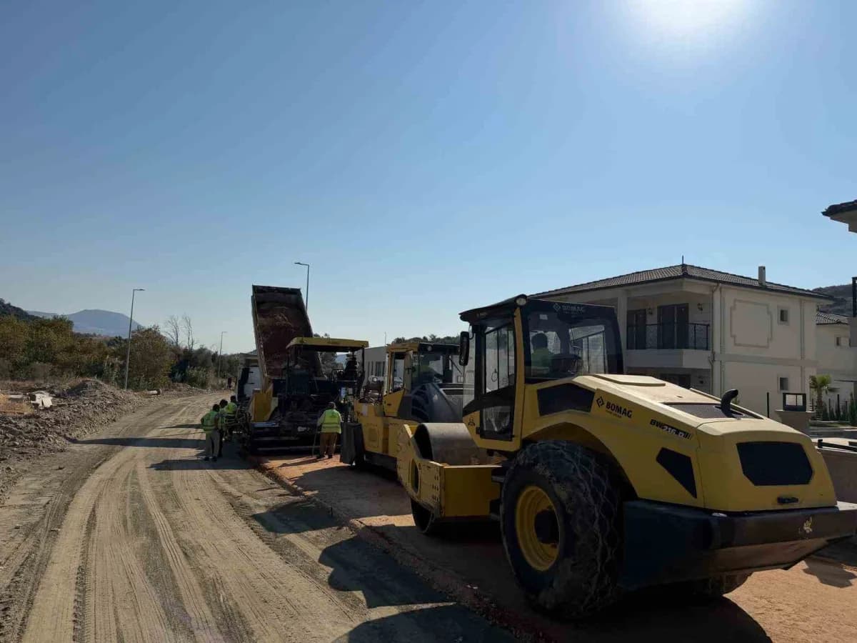 Aydın Büyükşehir Belediyesi ekipleri, 17 ilçede eş zamanlı yürüttüğü yol yapım, bakım ve yenileme çalışmalarıyla farklı