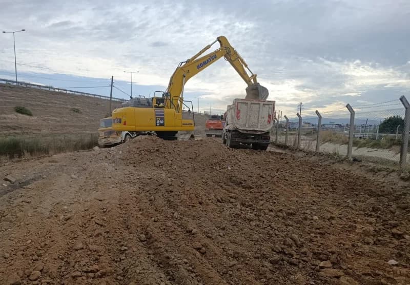 Aydın Büyükşehir Belediyesi ekipleri, 17 ilçede eş zamanlı yürüttüğü yol yapım, bakım ve yenileme çalışmalarıyla farklı