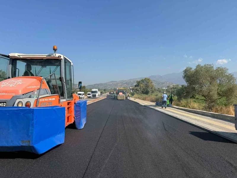 Aydın Büyükşehir Belediyesi ekipleri, 17 ilçede eş zamanlı yürüttüğü yol yapım, bakım ve yenileme çalışmalarıyla farklı