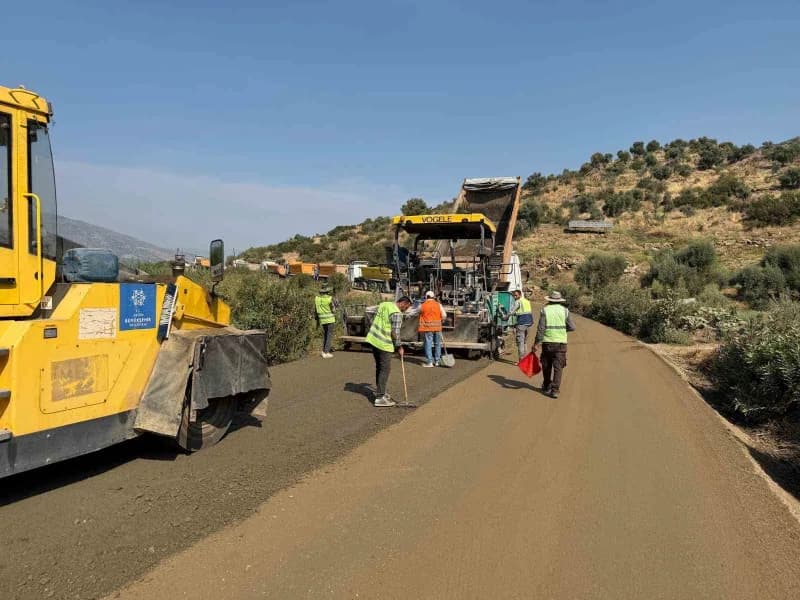 Aydın Büyükşehir Belediyesi ekipleri, 17 ilçede eş zamanlı yürüttüğü yol yapım, bakım ve yenileme çalışmalarıyla farklı