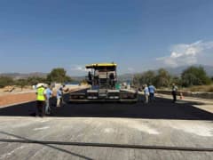 Aydın’da farklı ilçelerde devam eden yol yapım ve yenileme çalışmaları sırasında belediye ekipleri çalışıyor