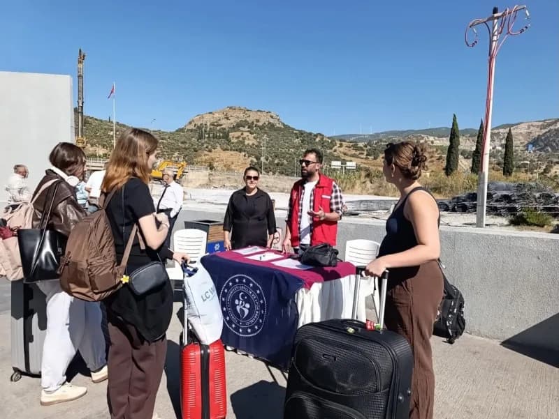Aydın'da üniversite öğrencilerinin yeni eğitim-öğretim dönemi öncesinde yurt kayıt işlemleri başladı. Öğrenciler ve aile