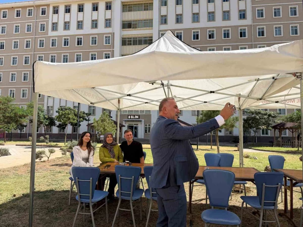 Aydın’da üniversite öğrencilerinin yurt kayıt işlemleri sırasında öğrenciler ve aileleri