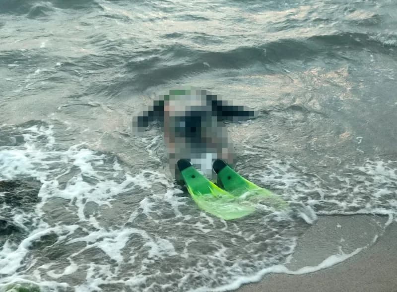 Aydın Didim Taşburun sahilinde dalgıç kıyafetli bir kişinin cansız bedeni kıyıda bulunuyor