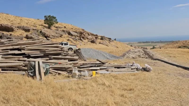 Bitlis'in Adilcevaz ilçesine bağlı Aydınlar beldesine 18 kilometre mesafede bulunan Yukarı Süphan köyünden Atatürk Mahal
