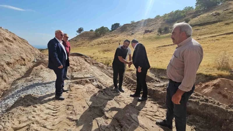 Bitlis'in Adilcevaz ilçesine bağlı Aydınlar beldesine 18 kilometre mesafede bulunan Yukarı Süphan köyünden Atatürk Mahal