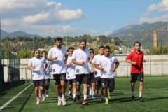 Aydınspor futbolcusu Duran Adagümeli siyah-beyazlı formayla sahada