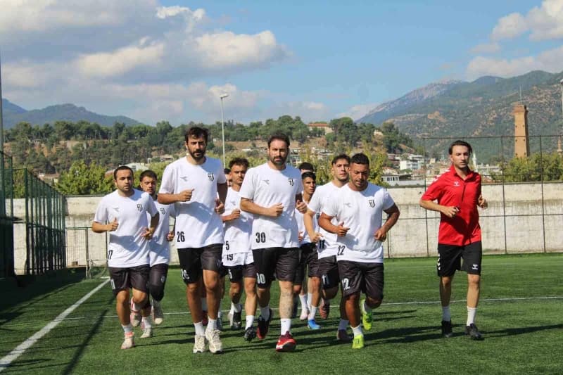 Aydınspor futbolcusu Duran Adagümeli siyah-beyazlı formayla sahada
