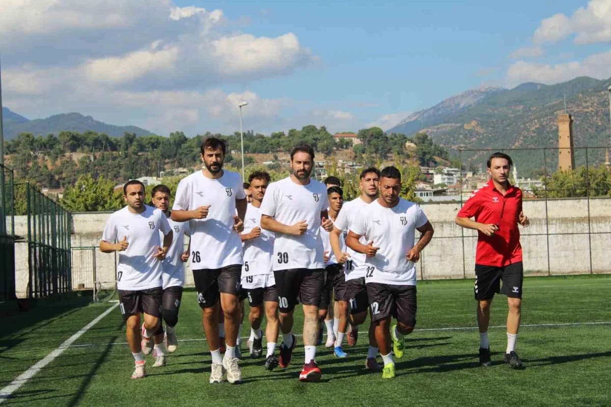 Aydınspor futbol takımı Adnan Menderes Stadyumu Yan Sahalar’da yeni sezon ilk antrenmanını yaparken