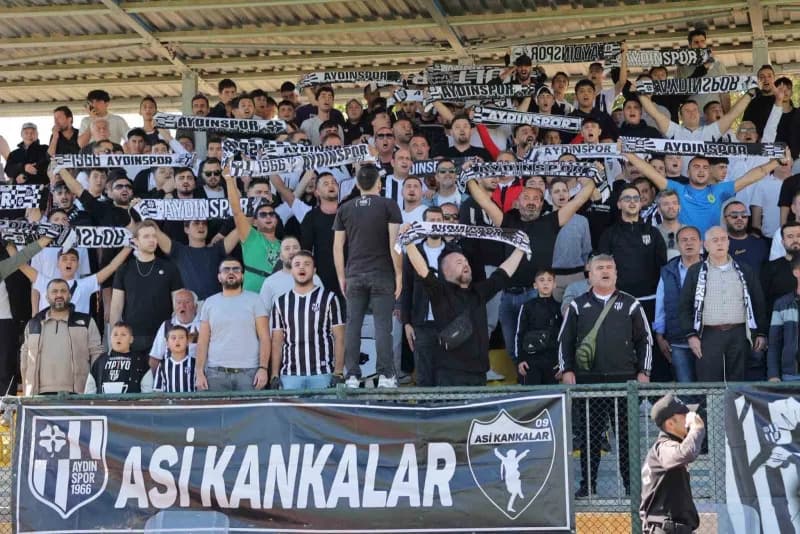 Aydınspor futbolcuları ve teknik direktör Ali Türkel yeni sezon hazırlıklarında antrenman yapıyor