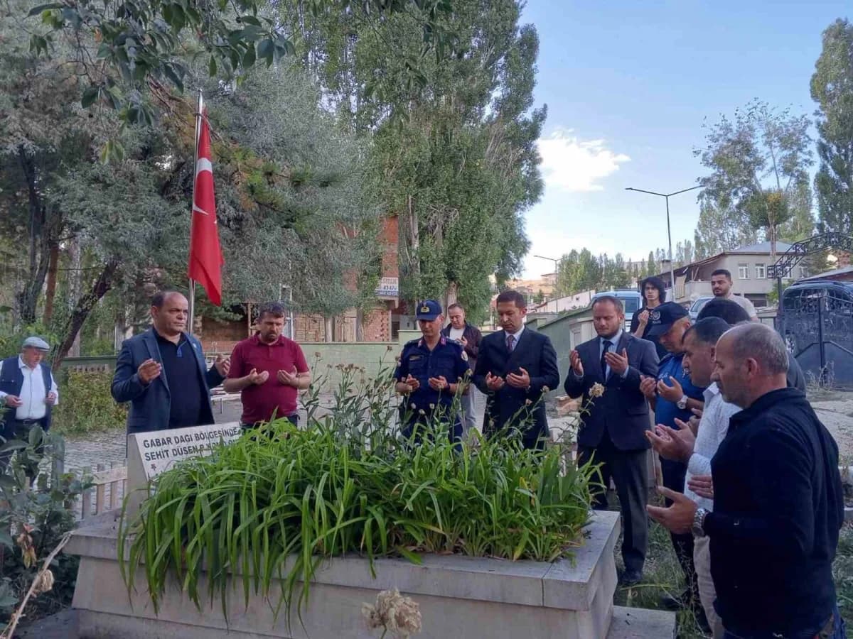 Aydıntepe’de 19 Eylül Gaziler Günü programında şehit Oktay Altuntaş kabri başında anılıyor ve gazilerle bir araya gelini