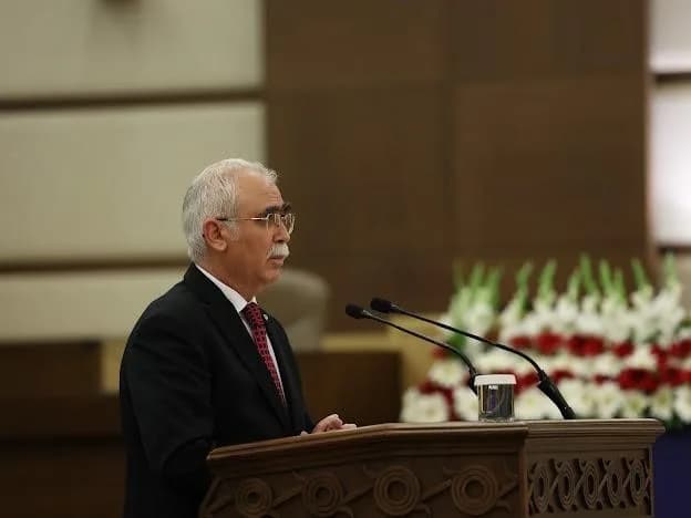 Anayasa Mahkemesi Başkanı Kadir Özkaya sempozyumda konuşma yaparken