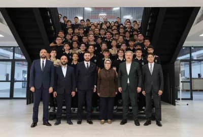 Milletvekili Ayşe Böhürler ve Melikgazi Belediye Başkanı Mustafa Palancıoğlu, Havacılık ve Uzay Teknolojileri Lisesi öğr