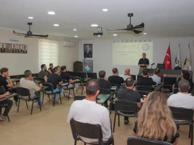 AYSO Başkanı Gökhan Maraş savunma sanayisi seminerinde konuşma yaparken