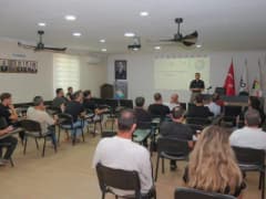 AYSO Başkanı Gökhan Maraş savunma sanayisi seminerinde konuşma yaparken