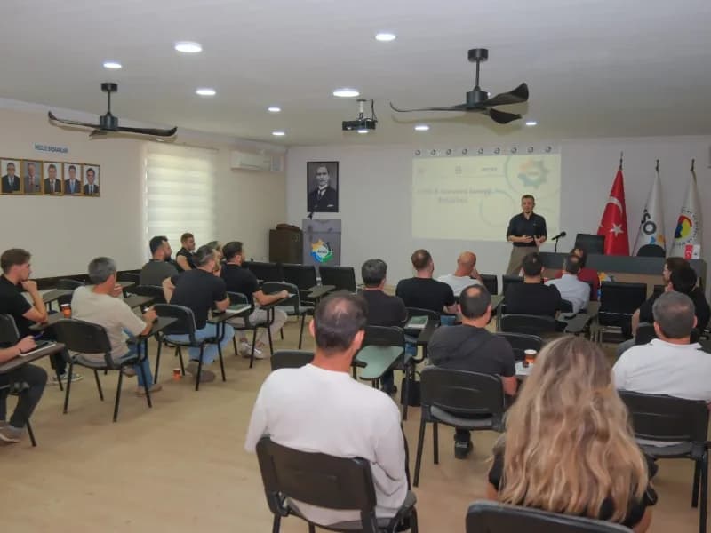 AYSO Başkanı Gökhan Maraş savunma sanayisi seminerinde konuşma yaparken