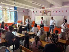 Aydın Sanayi Odası tarafından ihtiyaç sahibi öğrencilere dağıtılan okul çantaları