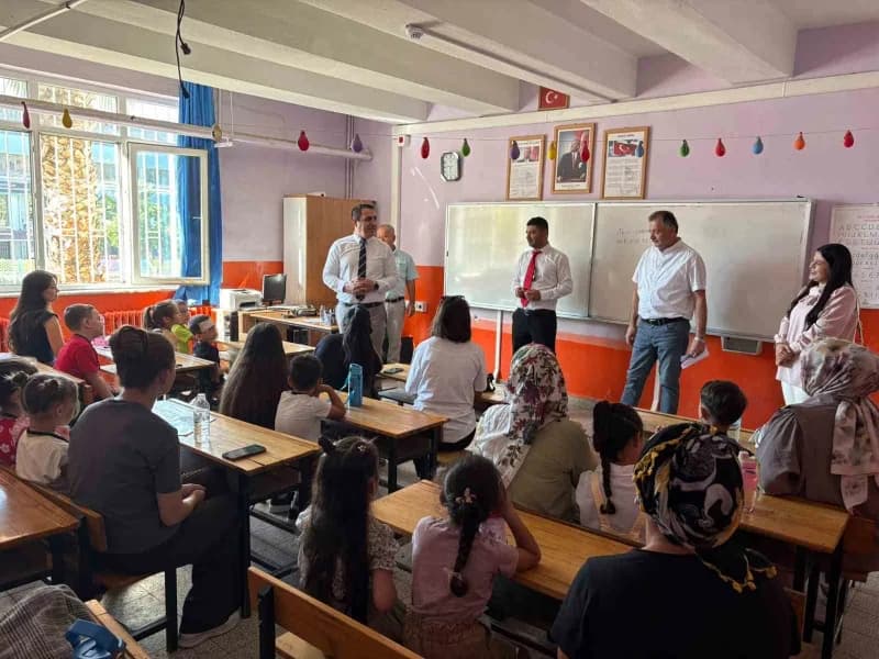 Aydın Sanayi Odası tarafından ihtiyaç sahibi öğrencilere dağıtılan okul çantaları