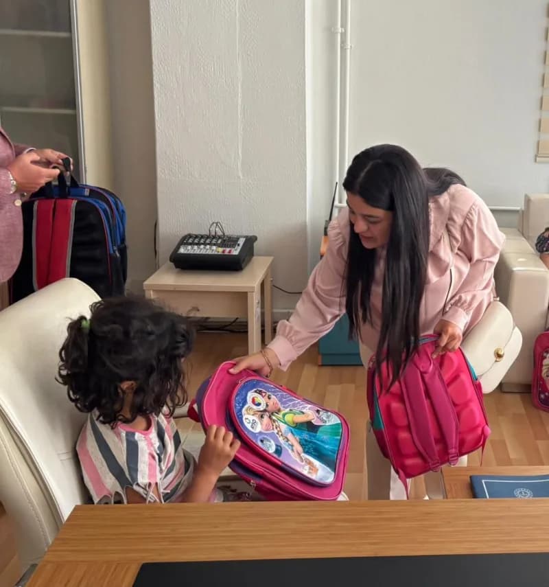 Aydın Sanayi Odası (AYSO) ve TOBB iş birliğiyle hazırlanan 500 okul çantası, Aydın’ın farklı ilçelerinde eğitim gören ih