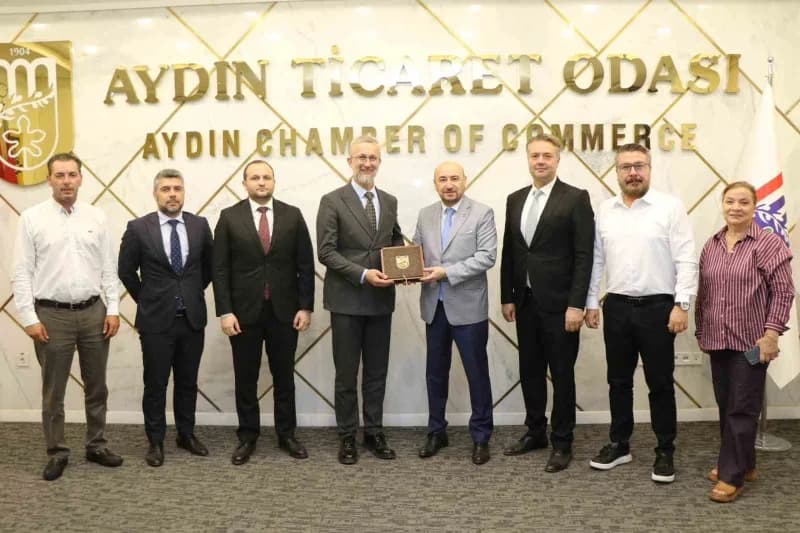 Ukrayna Ankara Büyükelçisi Naryman Dzhelialov ve AYTO Başkanı Hakan Ülken Aydın Ticaret Odası’nda görüşme yaparken