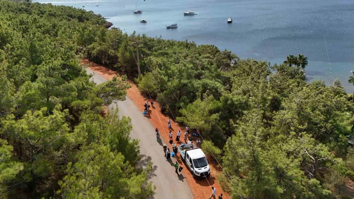 Ayvalık’ta Dünya Temizlik Günü ve Uluslararası Kıyı Temizliği Günü’nde çevreci hareketi