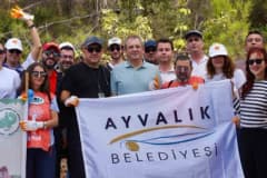 Ayvalık’ta Dünya Temizlik Günü kapsamında çevre gönüllüleri ve kurumların birlikte yaptığı temizlik çalışması