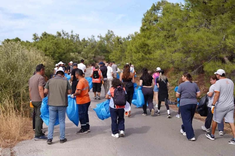 Ayvalık’ta Dünya Temizlik Günü ve Uluslararası Kıyı Temizliği Günü’nde çevreci hareketi