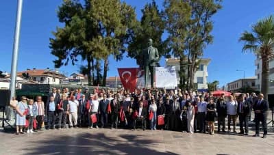 Ayvalık Cumhuriyet Meydanı’nda 19 Eylül Gaziler Günü töreni sırasında protokol üyeleri ve gaziler
