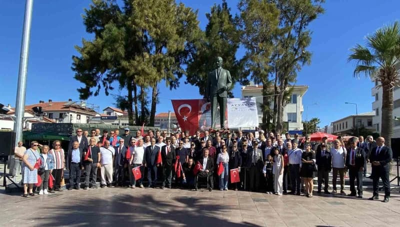 Ayvalık Cumhuriyet Meydanı’nda 19 Eylül Gaziler Günü töreni sırasında protokol üyeleri ve gaziler