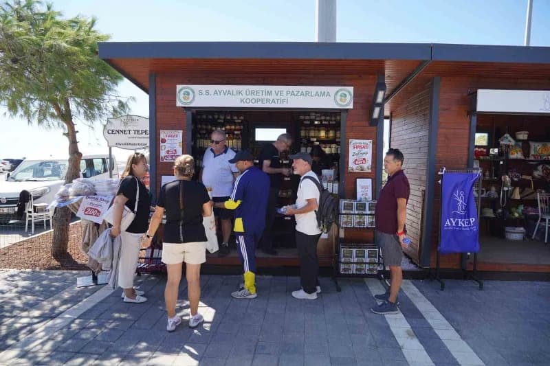 Ayvalık Cennet Tepesi’nde kadın üreticilerin yöresel ve doğal ürünlerinin sergilendiği yeni satış noktası
