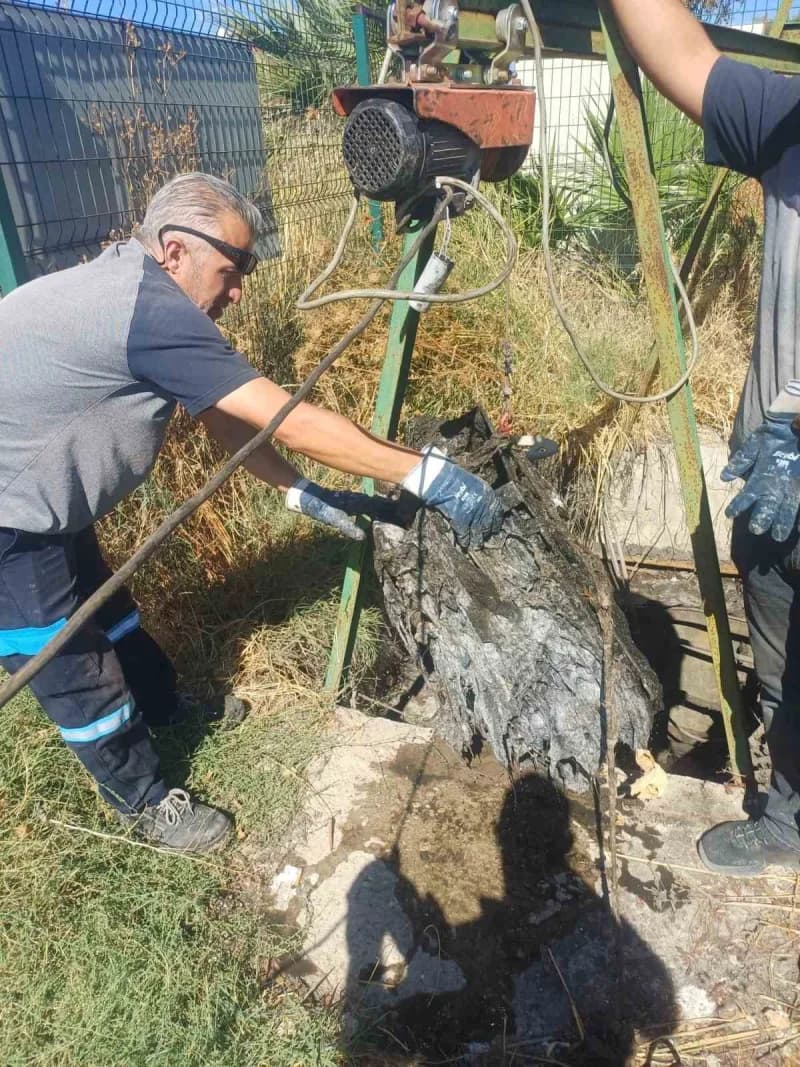 Ayvalık'ta kanalizasyon temizliği yapan BASKİ ekipleri ve tıkanıklığa neden olan ıslak mendil atıkları