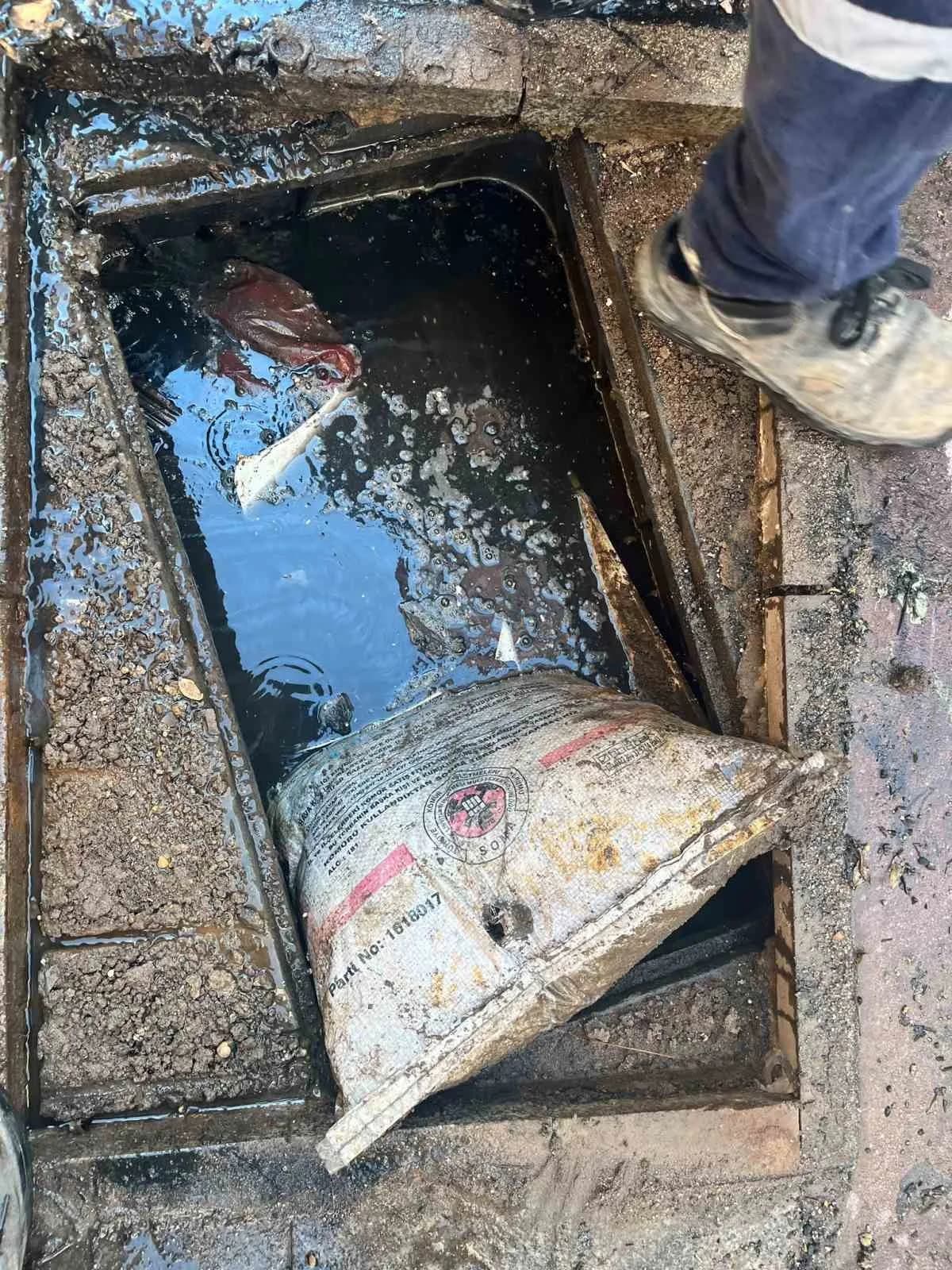 Ayvalık kanalizasyon şebekesinde temizlik yapan ekiplerin çıkardığı bir çuval kömür