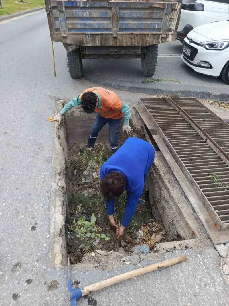 Ayvalık’ta mazgal ve yağmur suyu kanallarında büyük temizlik