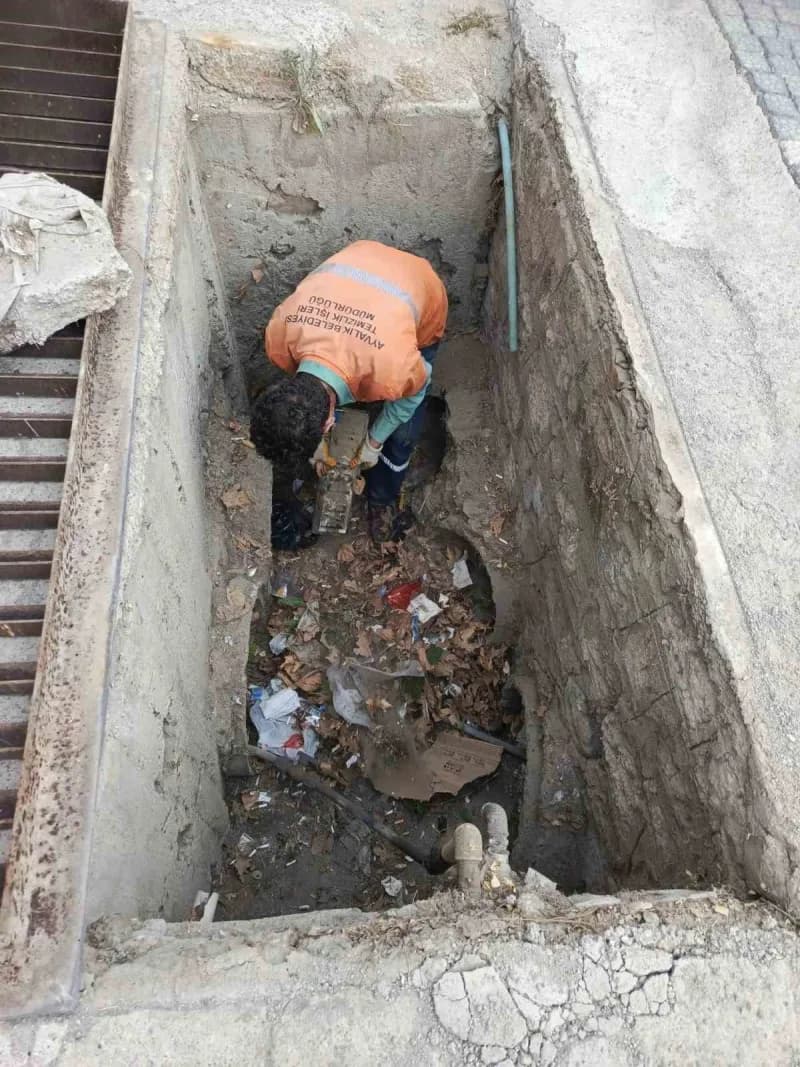 Ayvalık’ta mazgal ve yağmur suyu kanallarında büyük temizlik