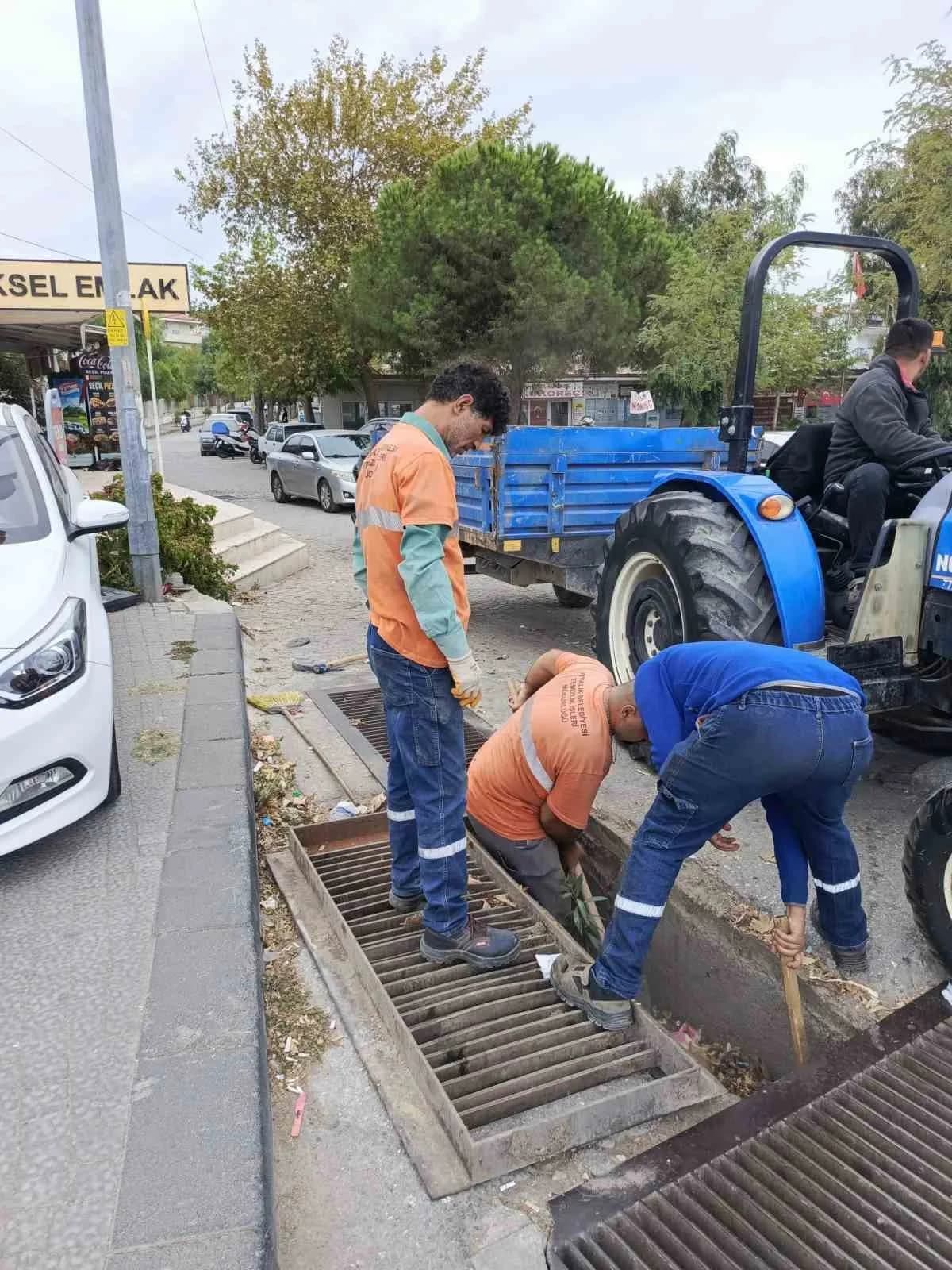 Ayvalık’ta belediye ekipleri mazgal ve yağmur suyu kanallarını temizliyor