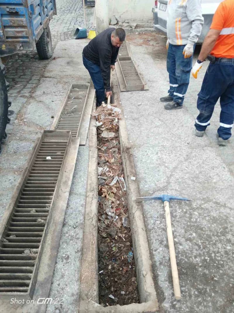 Ayvalık’ta mazgal ve yağmur suyu kanallarında büyük temizlik