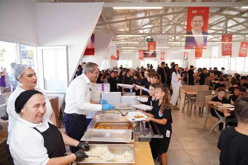 Ayvalık’ta Öğrenci sofrası; 3 çeşit yemek ve meyve 50 TL